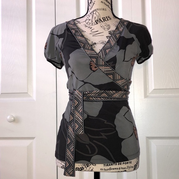 Tops - BCBGMaxazria black/ grey patterned wrap top